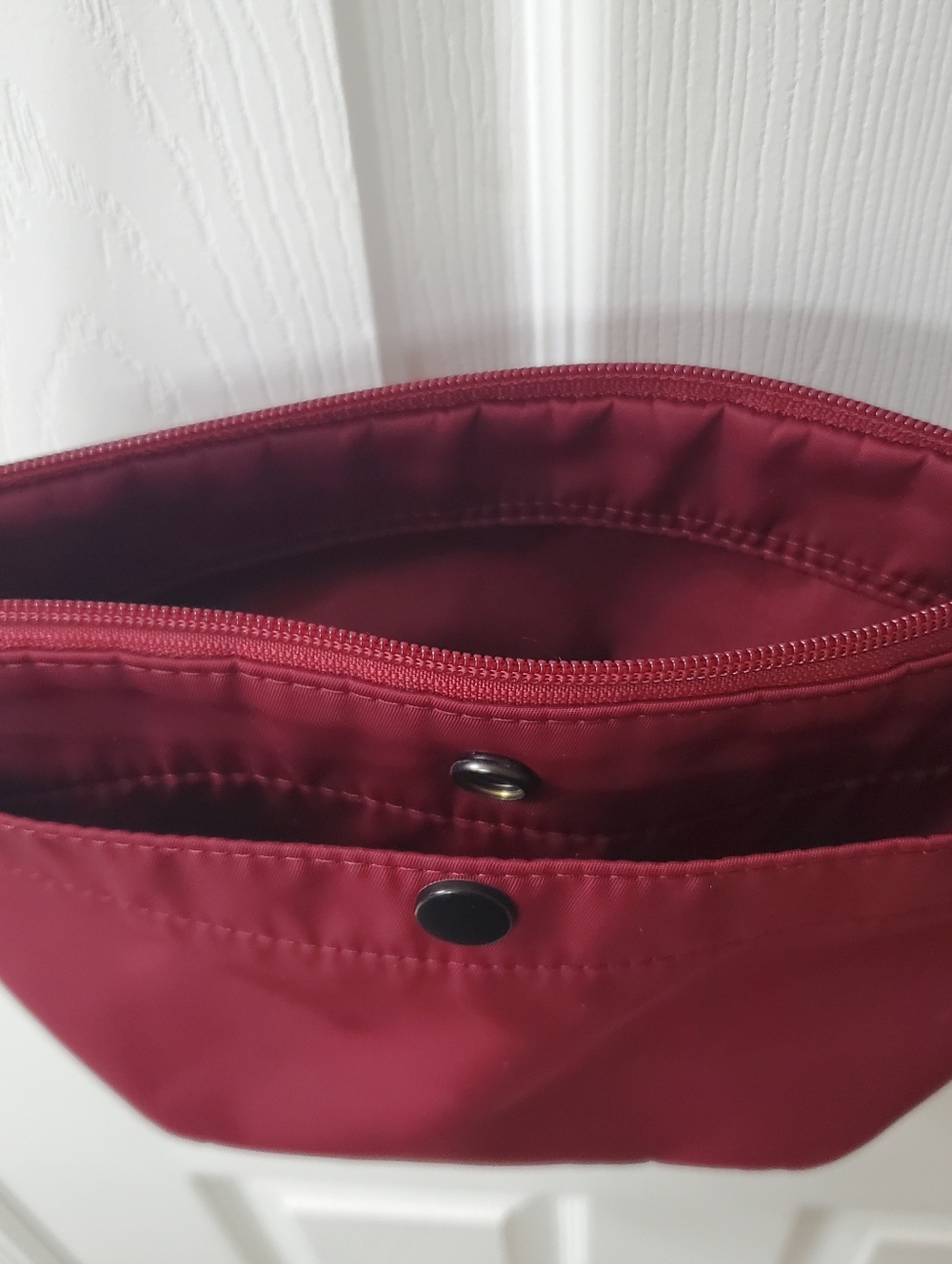 Uniqlo Women’s Burgundy Crossbody Bag - Casual Everyday Shoulder Bag - Picture 3 of 4